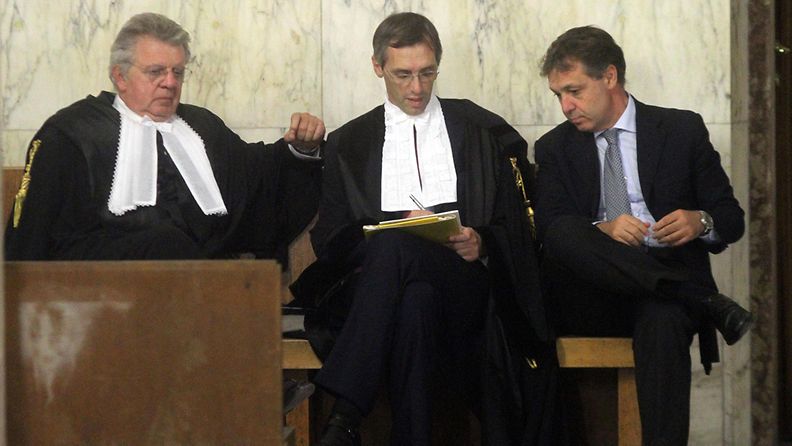 Silvio Berlusconin asianajajat Piero Longo (vasemmalla), Nicolo Ghedini (keskellä) ja Filippo Dinacci (oikealla) milanolaisessa tuomioistuimessa 26. lokakuuta 2012.