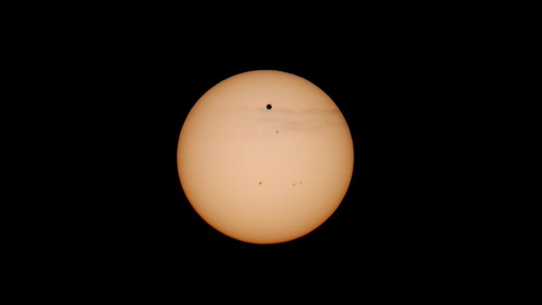 Venus kulki auringon ohitse.