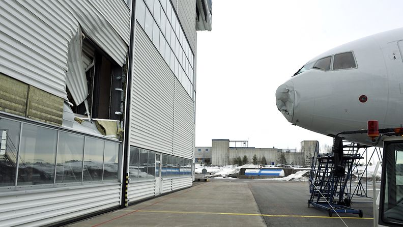 Nordic Global Airlines -rahtiyhtiön lentokone rysähti osittain läpi lentokonehallin seinästä Helsinki-Vantaan lentokentällä Vantaalla tiistaina 20. maaliskuuta 2012.