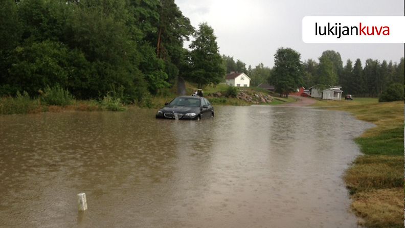 Myös autotielle kertyi vettä niin paljon että ainakin yksi auto jumiutui veden saartamaksi Raaseporissa.