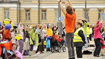 Jukka Kontusalmi (edessä selin) johti oranssipaitaisen ryhmän tanssia Helsingin Senaatintorilla Taiteiden yön tanssitapahtumassa 27. elokuuta 2010. Sadat ihmiset osallistuivat joukkotanssiin reggaen rytmien tahdissa. Kuvien mainoskäytöstä on sovittava erikseen. (LEHTIKUVA)