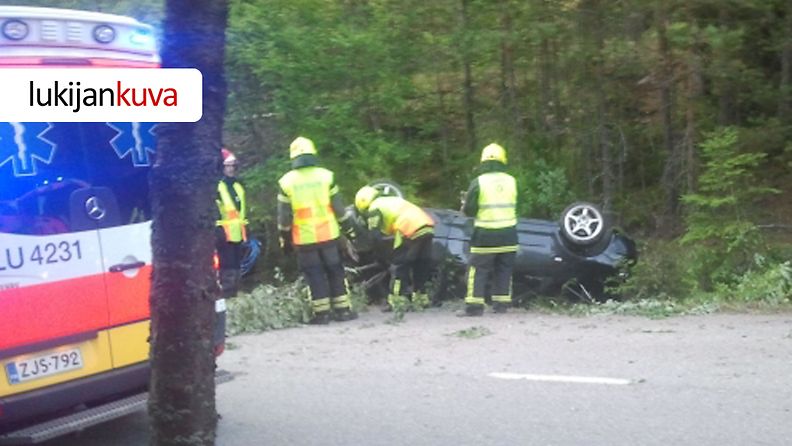 Kaksi ihmistä loukkaantui tänään henkilöauton ulosajossa Karkkilassa Uudellamaalla.