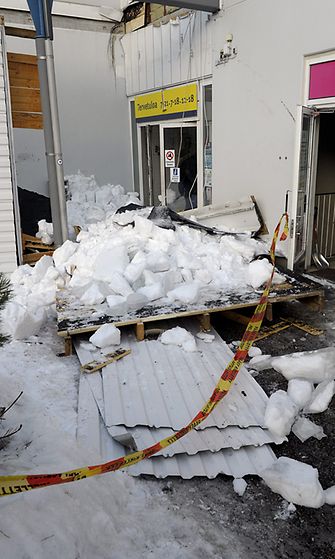 Katosrakennelma Meri-Rastilan S-marketin edustalla romahti, 23. maaliskuuta 2013.