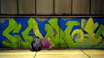 Graffitimaalari maalasi teostaan Helsingin messukeskuksen hallin seinään Taiteiden yönä, perjantaina 27. elokuuta 2010. Yhdeksästä graffitimaalarista koostuva ryhmä tekee halli 6:n ulkoseinän pituisen yhdeksästä osasta koostuvan graffitikokonaisuuden. (LEHTIKUVA)