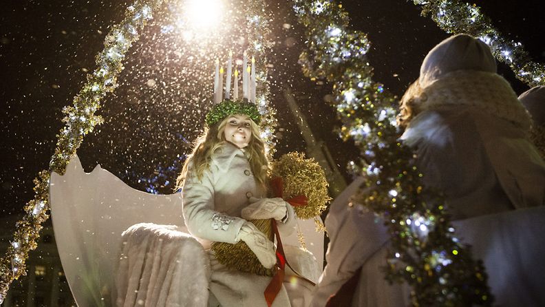 Lucia-neito, 18-vuotias Julia Hanhikoski Kokkolasta Senaatintorilla Helsingissä pyhän Lucian päivänä 13. joulukuuta 2012. 