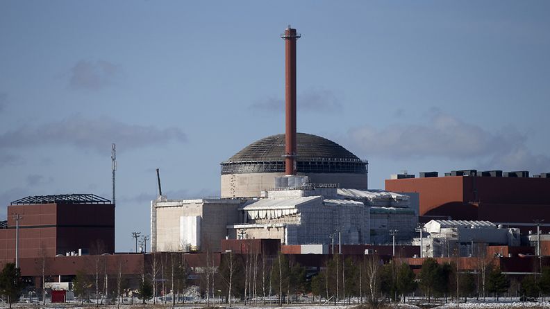 Miehet työskentelivät Olkiluodon ydinvoimalan rakennustyömaalla. Väärennettyjä lounasseteleitä käytettiin työmaaruokalassa. 