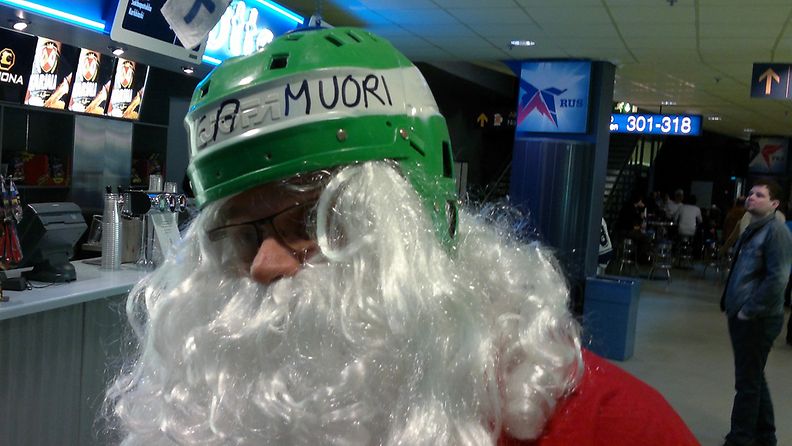 Tamperelainen Janne Joki pukeutui Suomi-USA-ottelua varten joulupukiksi.