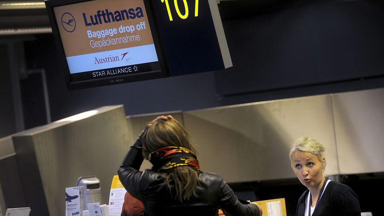 Matkustajia Lufthansan lähtöselvityksessä Helsinki-Vantaan lentokentällä perjantaiaamuna 7. syyskuuta 2012. Saksan suurin lentoyhtiö Lufthansa peruu tänään 1 200 lentoa lentoemäntien ja stuerttien lakon takia. Aamun lentoa Berliiniin ei oltu peruttu. 