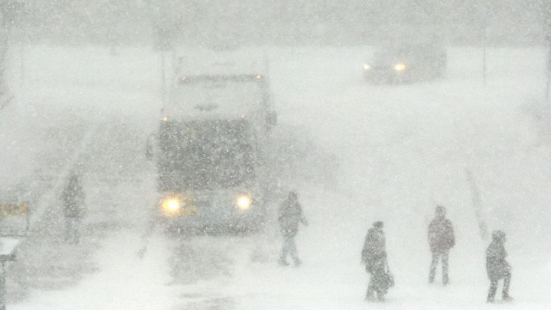 Sääennusteen mukaan Suomeen saapuu perjantaina lumimyrsky. 