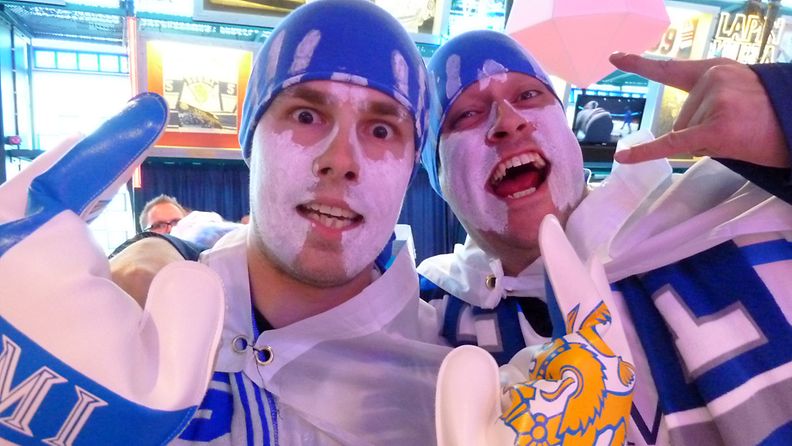 Veljekset Jaakko ja Roope Häti saapuivat katsomaan Suomen ottelua Riihimäeltä. Poikien mukaan fanittaminen vaatii välillä huutamista.