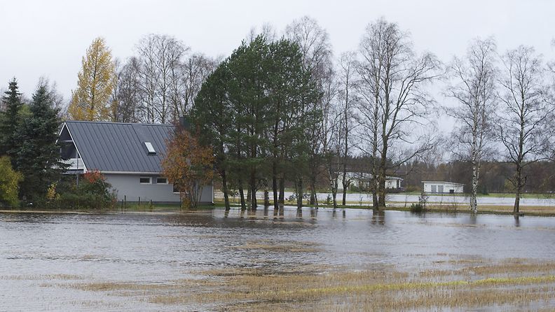Tulviva vesi on saartanut yksittäisiä rakennuksia muun muassa Ilmajoen Tuomikylässä.