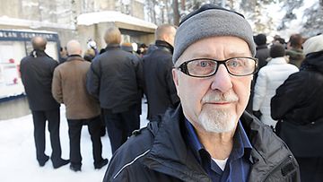 Espoolainen Jorma Rantanen saapui siunaustilaisuuteen. Rantanen oli pitkään samassa AA-ryhmässä Kari Tapion kanssa.