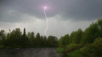 Salamointia Äkäsjokisuussa Kolari 11.7.2014. 
