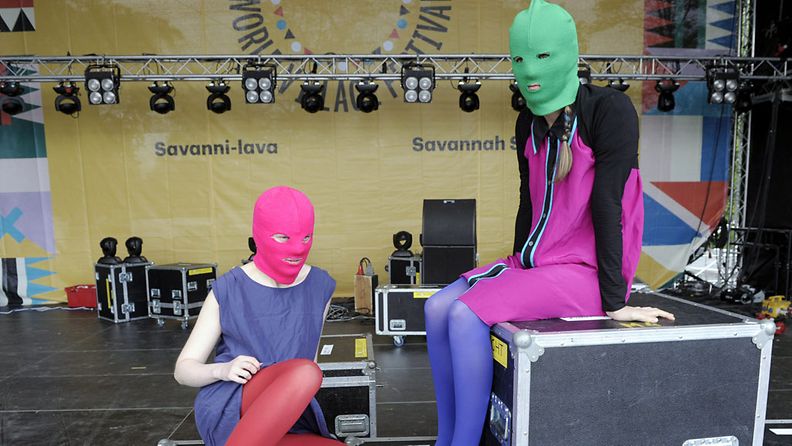 Venäläisen Pussy Riot -ryhmän jäsenet Headlights ja Puck Kaisaniemen puistossa 24. toukokuuta 2013. 