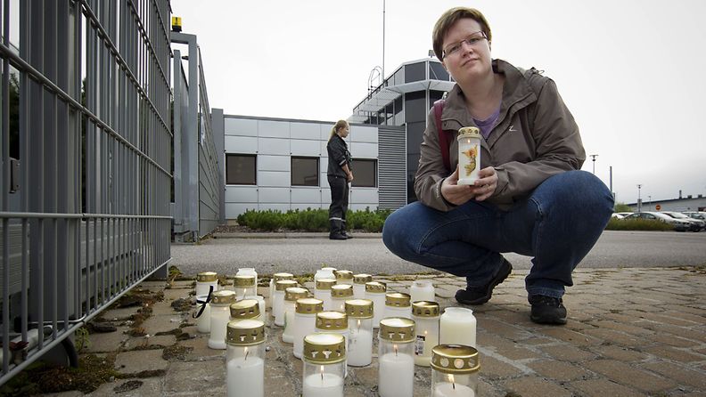 Heidi Näykki laski oman kynttilänsä Nokia Salon tehtaan portille 6. elokuuta 2012. Laitoshuoltajan opintoihin suuntaava maaliskuussa irtisanottu Heidi Näykki ehti olla tehtaalla töissä 6 vuotta. 