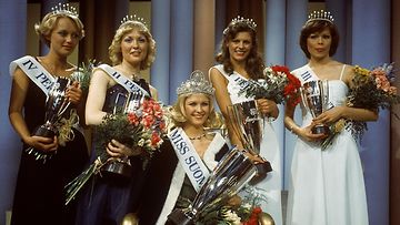 Miss Suomi Suvi Lukkarinen ympärillään vas. neljäs perintöprinsessa Eija Lehtiö, toinen perintöprinsessa Maarit Leso, oik. ensimmäinen perintöprinsessa Riitta Väisänen ja kolmas perintöprinsessa Sirpa Mauriala, 26. huhtikuuta 1976