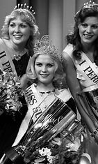 Miss Suomi Suvi Lukkarinen ympärillään toinen perintöprinsessa Maarit Leso ja ensimmäinen perintöprinsessa Riitta Väisänen, 26. huhtikuuta 1976