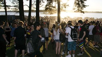 Nuoret juhlivat koulujen päättymistä Hietaniemen hiekkarannalla Helsingissä lauantai-iltana 4. kesäkuuta 2011.  