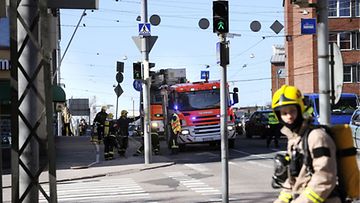 Pelastuslaitos tutkii Sturenkadulla Helsingissä sattuneen räjähdyksen syytä 6. toukokuuta 2010. Syyksi epäillään maakaasuvuotoa. (Lehtikuva)