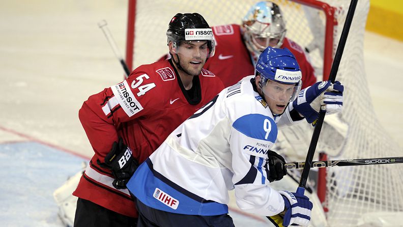 Mikko Koivu kävi kovaa kamppailua Sveitsin Philippe Furrerin kanssa jääkiekon MM-kisoissa Helsingissä eilen.