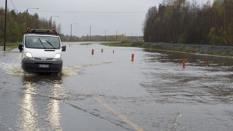 Valtatie 19 on ollut osittain poikki Ilmajoella Pohjanmaan tulvien takia.