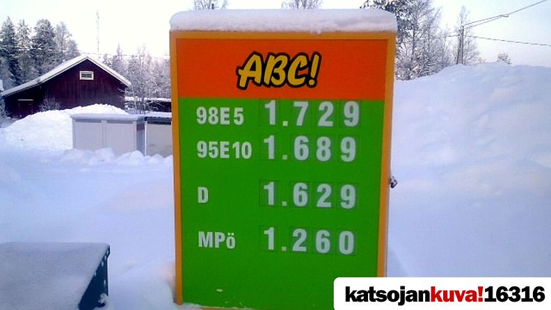 Bensan hintoja Kuusamon Käylän ABC-tankkauspisteellä.