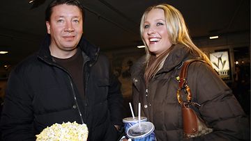 Vanessa ja Jari Kurri saapumassa Matti Nykäsestä kertovan elokuvan Matti kutsuvierasnäytäntöön vuonna 2006.