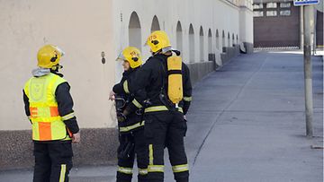 Pelastuslaitos tutkii Sturenkadulla Helsingissä sattuneen räjähdyksen syytä 6. toukokuuta 2010. Syyksi epäillään maakaasuvuotoa. (Lehtikuva)