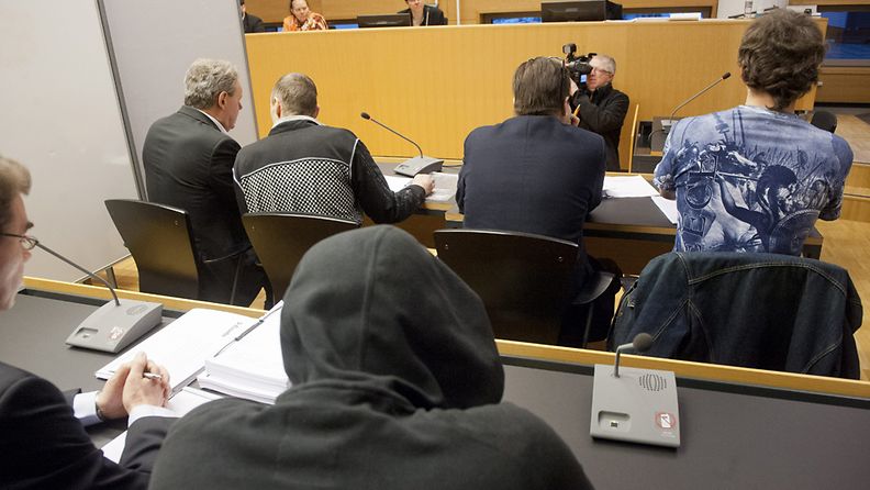 Malmin korupajan ryöstöstä epäillyt Helsingin Käräjäoikeudessa, missä jutun pääkäsittely alkoi 3. tammikuuta 2013. Jutun viidestä vastaajasta kolme oli paikalla, eturivissä 2. ja 4. vasemmalta sekä takarivin henkilö.  