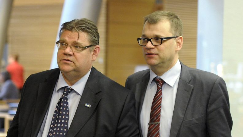 Timo Soini ja Juha Sipilä menossa Suuren valiokunnan kokoukseen eduskunnassa, 19. huhtikuuta 2013. 