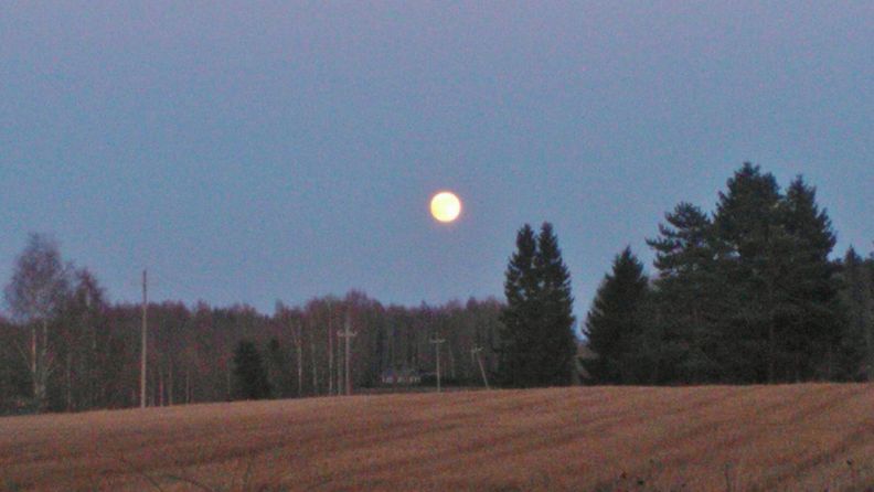 Kuu loistaa Tuuloksessa 5.5.2012.