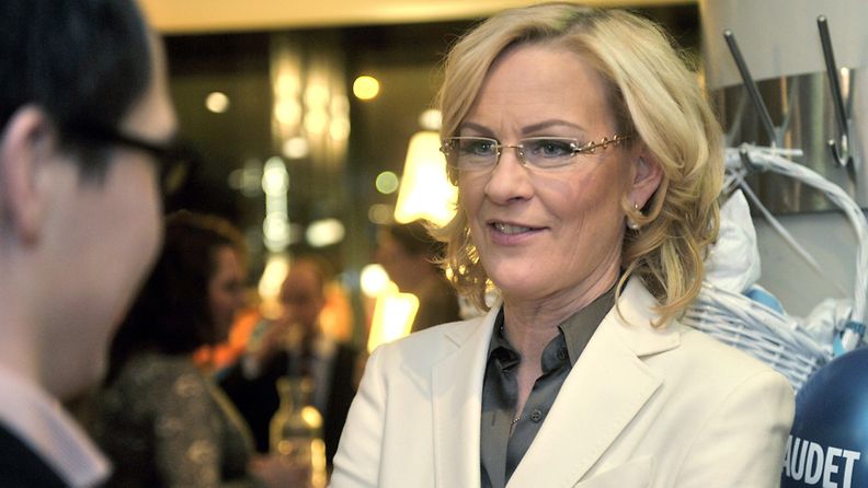 RKP:n presidenttiehdokas Eva Biaudet (oik.) odottaa ennakkoäänten tulosta presidentinvaalien vaalivalvojaisissa Helsingissä 22. tammikuuta 2012.