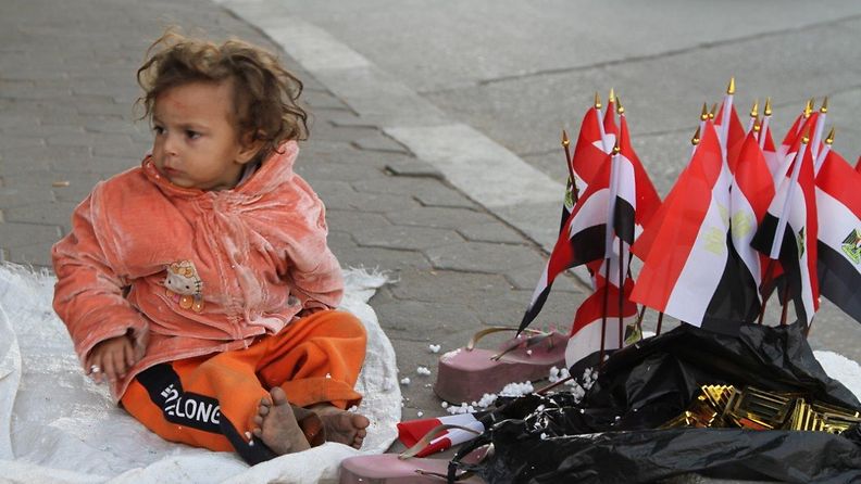 kadulla asuvan aidin tytar on valjastettu vauhdittamaan lippujen myyntia