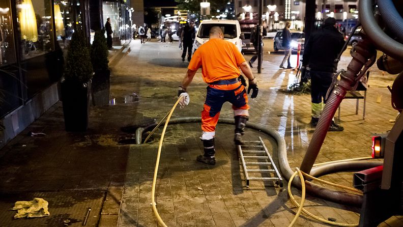 Ulosteliejua siivottiin eilen Sokoksen edustalla Helsingin keskustassa.