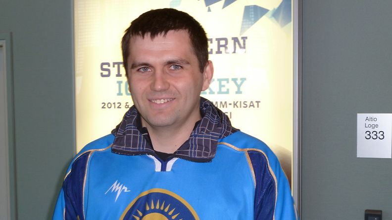 Suomessa työskentelevä Jevgeni Polkhouski kannustaa kisoissa kotimaansa Kazakstanin jääkiekkojoukkuetta.