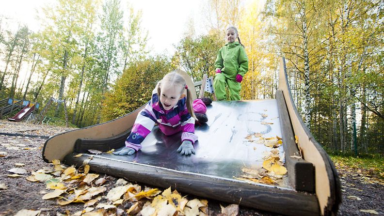 Lapsia leikkimässä Espoossa Laaksolahden leikkipuistossa