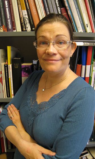 Helsingin yliopiston kirjallisuuden tutkija Paula Arvas on tunnettu dekkareiden ystävä ja tuntija