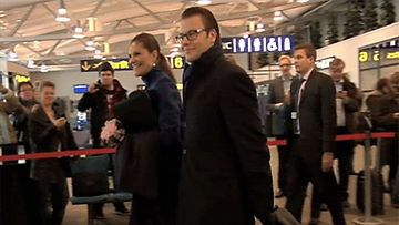 Ruotsin kruununprinsessa Victoria ja prinssi Daniel Kittilän lentoasemalla.