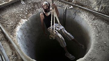 Palestiinalaismiestä laskettiin Gazan ja Egyptin rajalla sijaitsevaan tunneliin viime vuoden syyskuussa.