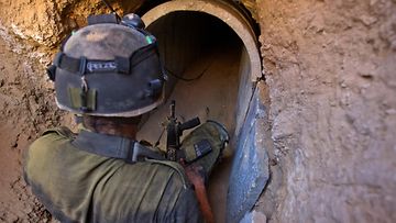 Israelin erikoisjoukot etsivät Hamas-taistelijoita ahtaista tunneleista. 