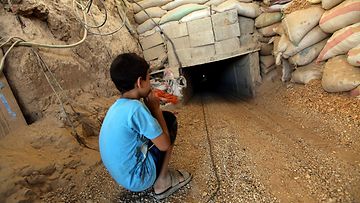 Gazan saarretulla kaistaleella asuu yli puolitoista miljoonaa ihmistä. Saarto, jolla pyritään vaikeuttamaan aseellisten palestiinalaisryhmien toimintaa, on sivuvaikutuksena tehnyt päivittäisestä elämästä puutteen kyllästämää. Tunnelien kautta salakuljetetaankin Gazaan kaikkea lääkkeistä kaasuun ja polttoaineeseen.