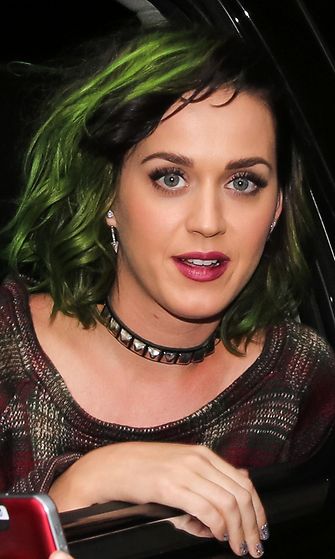 Katy Perry on tunnettu siitä, että hän vaihtaa hiusväriään tiuhaan tahtiin. Uusimmat kutrit ovat nyt myrkynvihreät.
