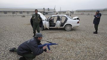 Afganistanilaiset poliisiopiskelijat harjoittelevat itsemurhapommittajan kohtaamista saksalaisten johtamassa poliisikoulutuskeskuksessa Mazar-i-Sharifissa Afganistanissa 16. marraskuuta 2011. 