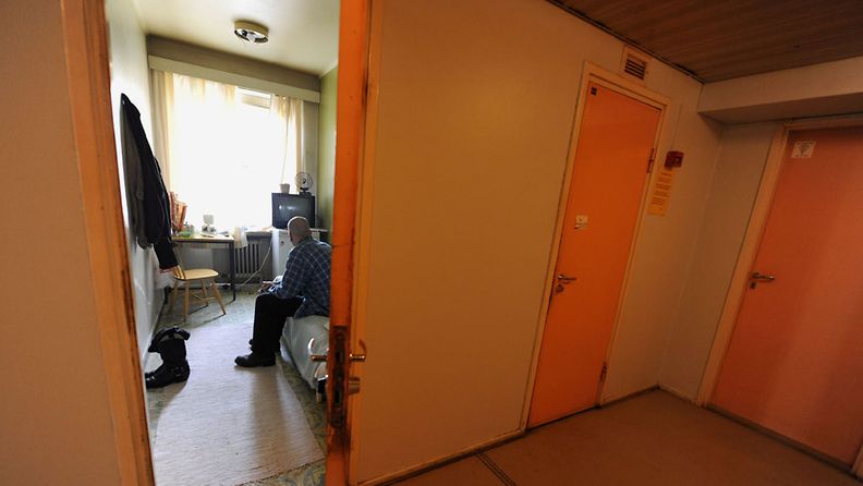 Asunnoton mies huoneessaan Pelastusarmeijan miesten asuntolassa Helsingissä 15. lokakuuta 2008.