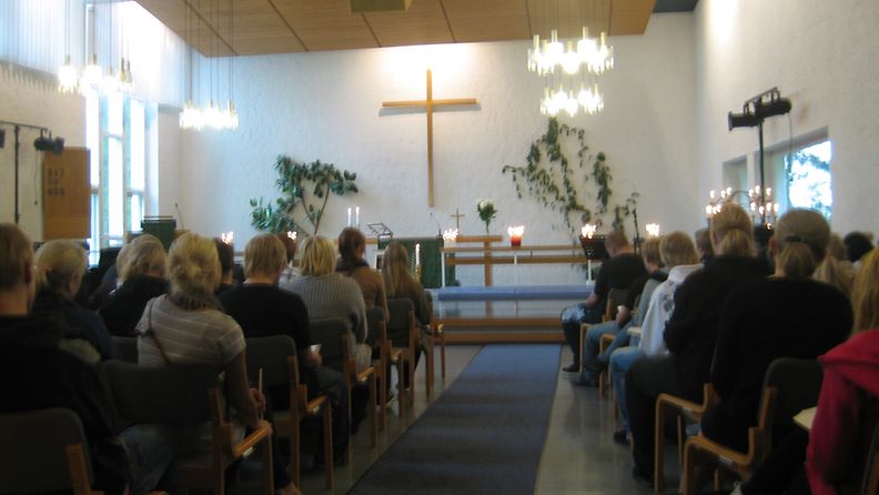 Karoliina Kestin muistohetki Lielahden kirkossa. Kuva: Jari Heikkilä