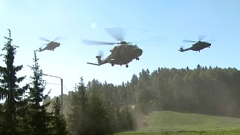 NH90 kuljetushelikoptereita sotaharjoituksessa 2011