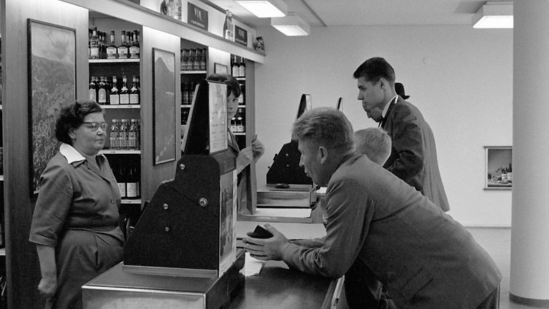 Asiakkaita alkoholimyymälän tiskillä heinäkuussa 1965. LEHTIKUVA / REIJO KOSKINEN 
