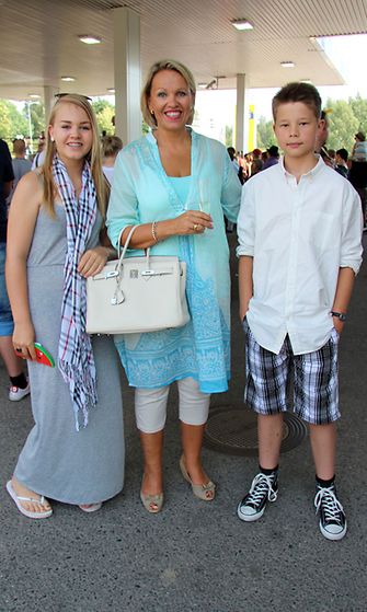 Marjukka Kärki tyttärensä Katariinan ja veljenpoikansa Kaarlon kanssa.