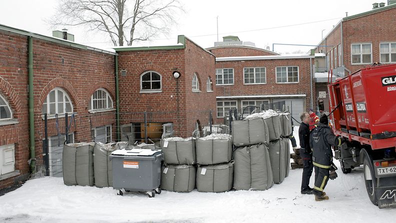 Puolustusvoimat ja poliisi valmistautuivat 26. tammikuuta 2012 kaivamaan pommin maasta lähellä Turun keskustaa. Rakennuksen alta on paikallistettu maatutkalla metallimöhkäle, joka saattaa olla sodanaikainen lentopommi.