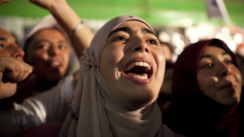 Vaalit voittaneen Ennahda-puoleen kannattajat iloitsevat Tunisissa. Kuva: EPA